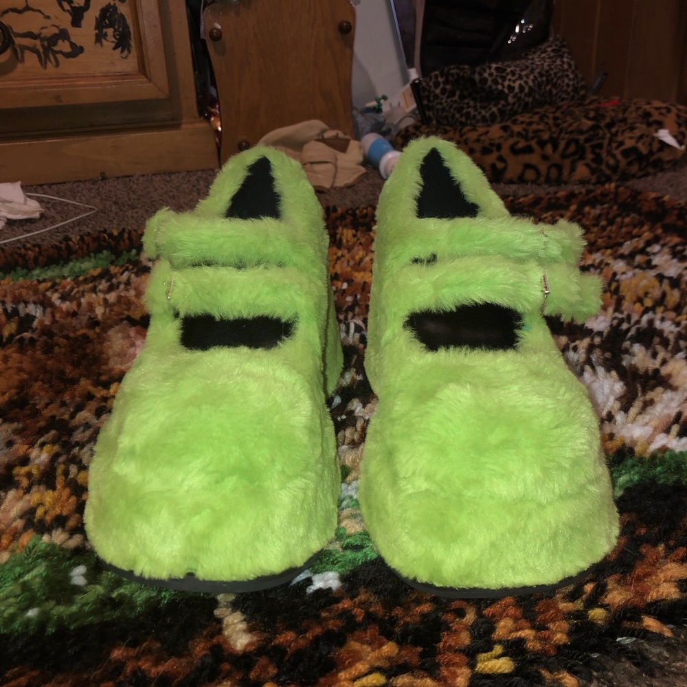 dELiA's by Dolls Kill GREEN FLUFF PLATFORM MARY JANES size 7W